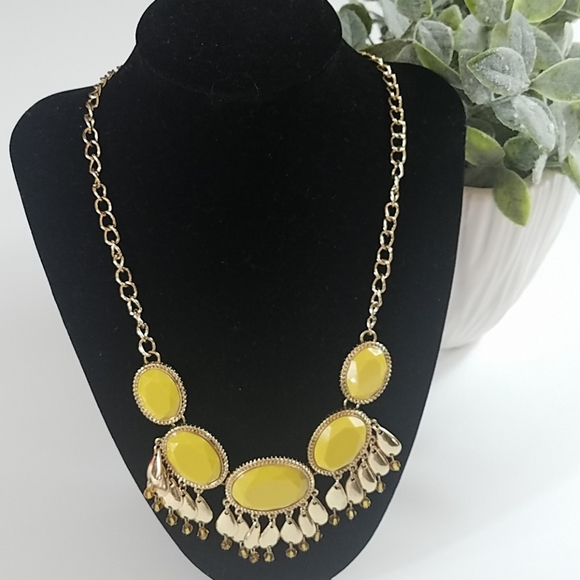 Fashion Necklace, yellowish green stones with gold chain - Picture 2 of 3